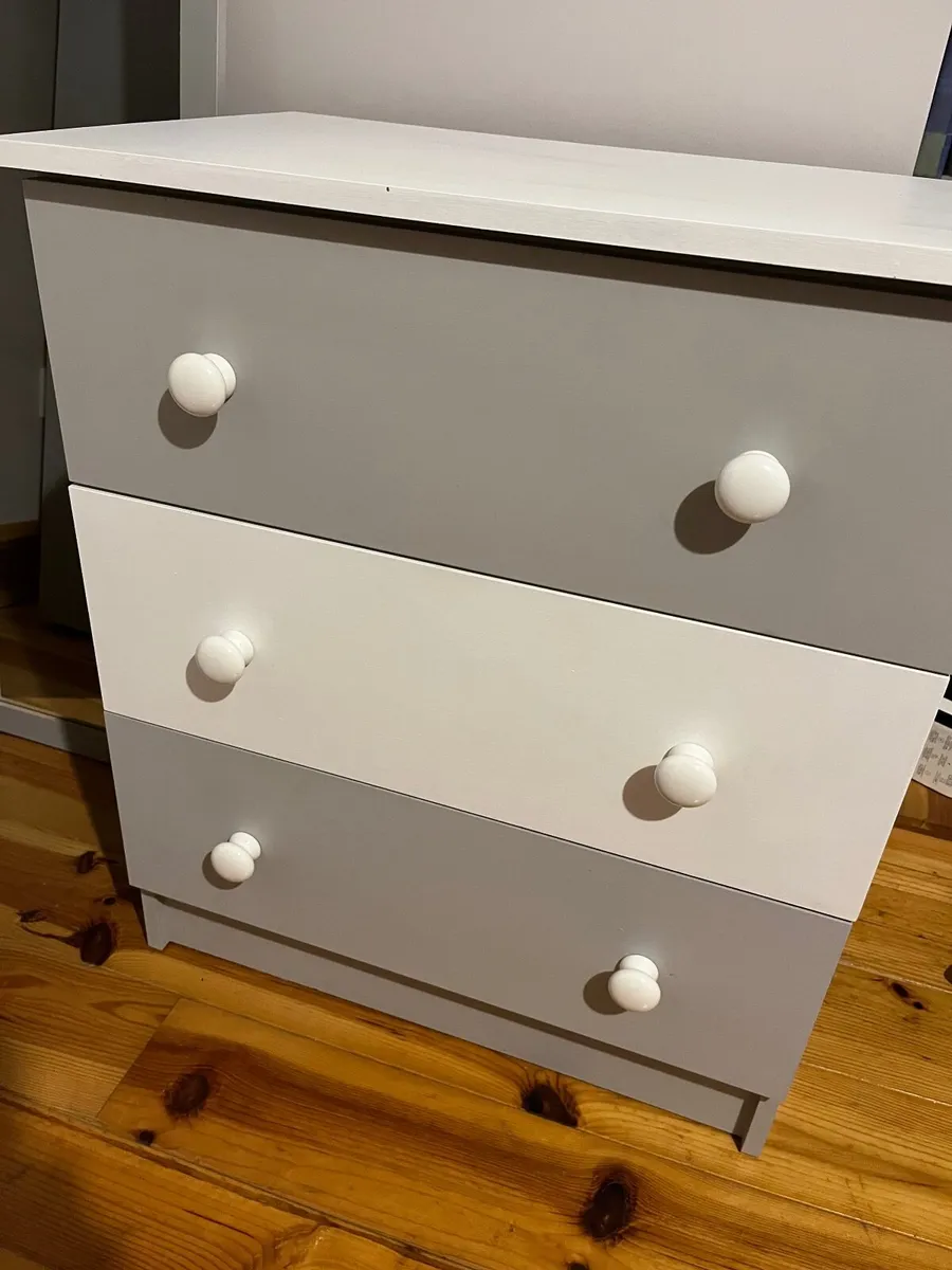 Chest of drawers