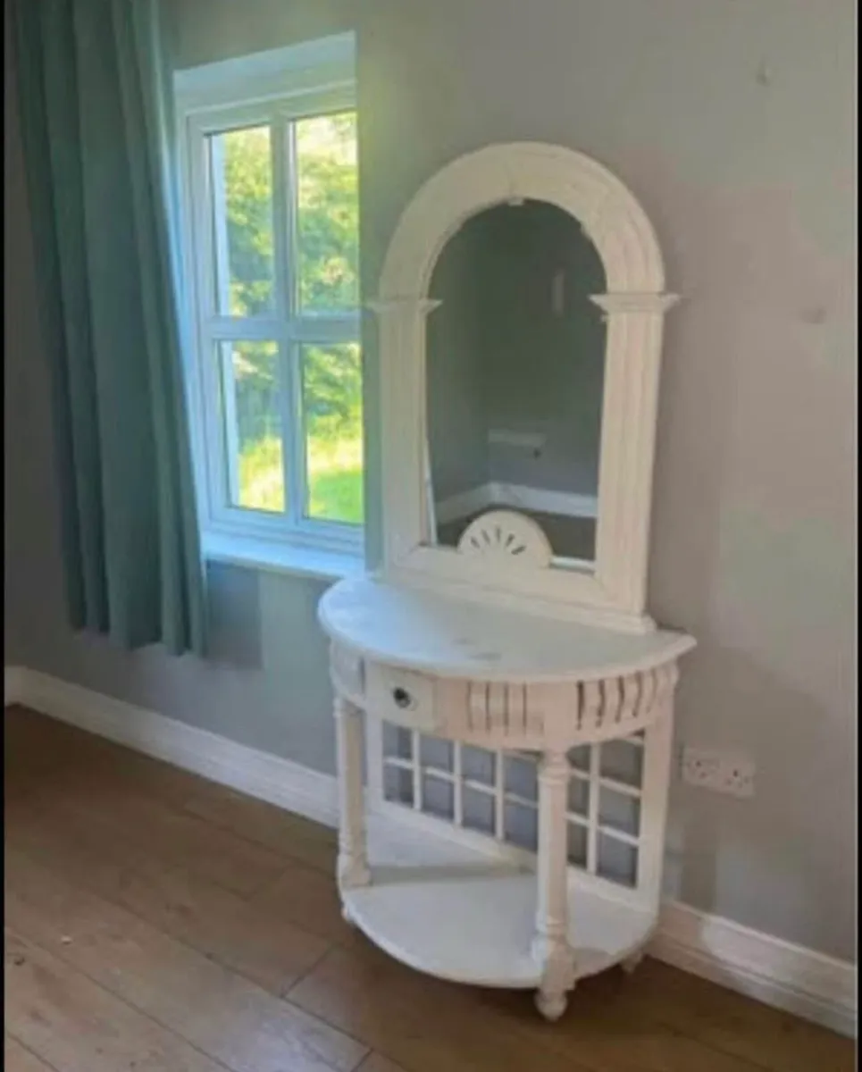 Mirror stand bench and curtains - Image 1