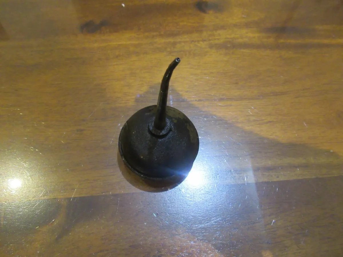 antique vintage sewing machine oil singer metal - Image 2