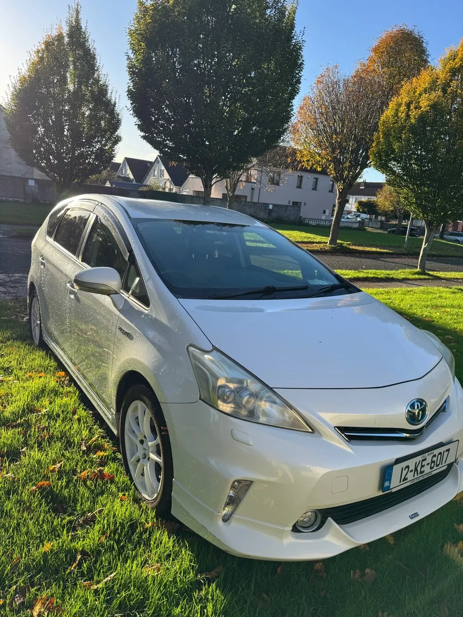 Toyota Prius 2012 7 seats - Image 2