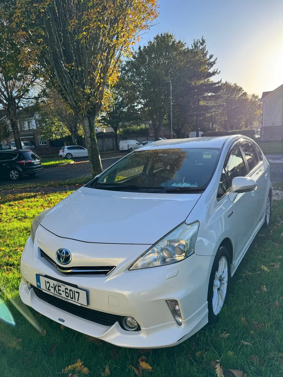 Toyota Prius 2012 7 seats - Image 3