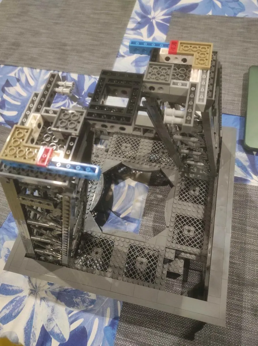 LEGO Eiffel Tower 10307 (not genuine LEGO) - Image 3