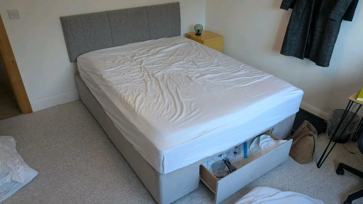 King size divan bed
2m long x 1.5m wide - Image 1