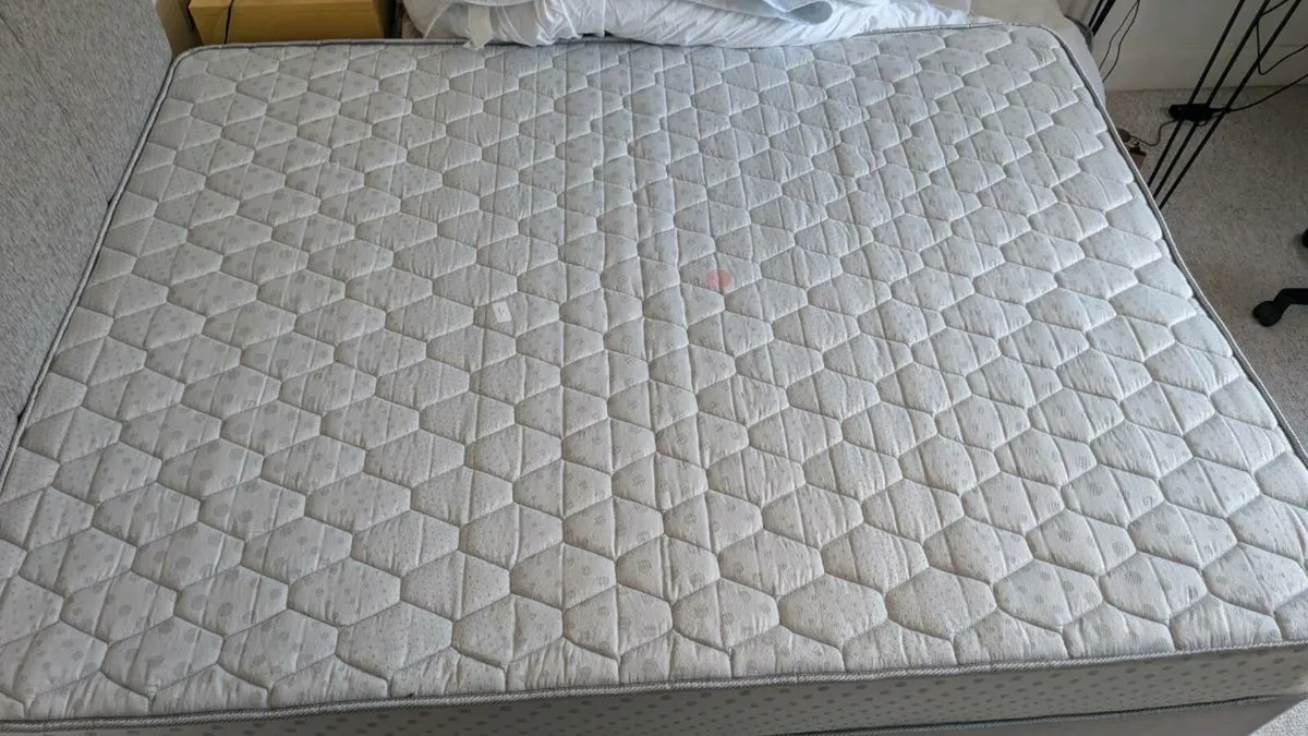 King size divan bed
2m long x 1.5m wide - Image 4