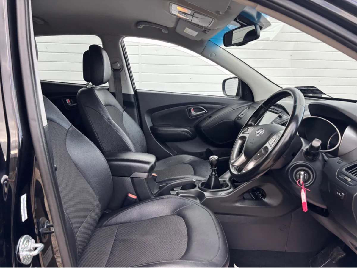 Hyundai ix35 SE NAV 5DR - Image 2