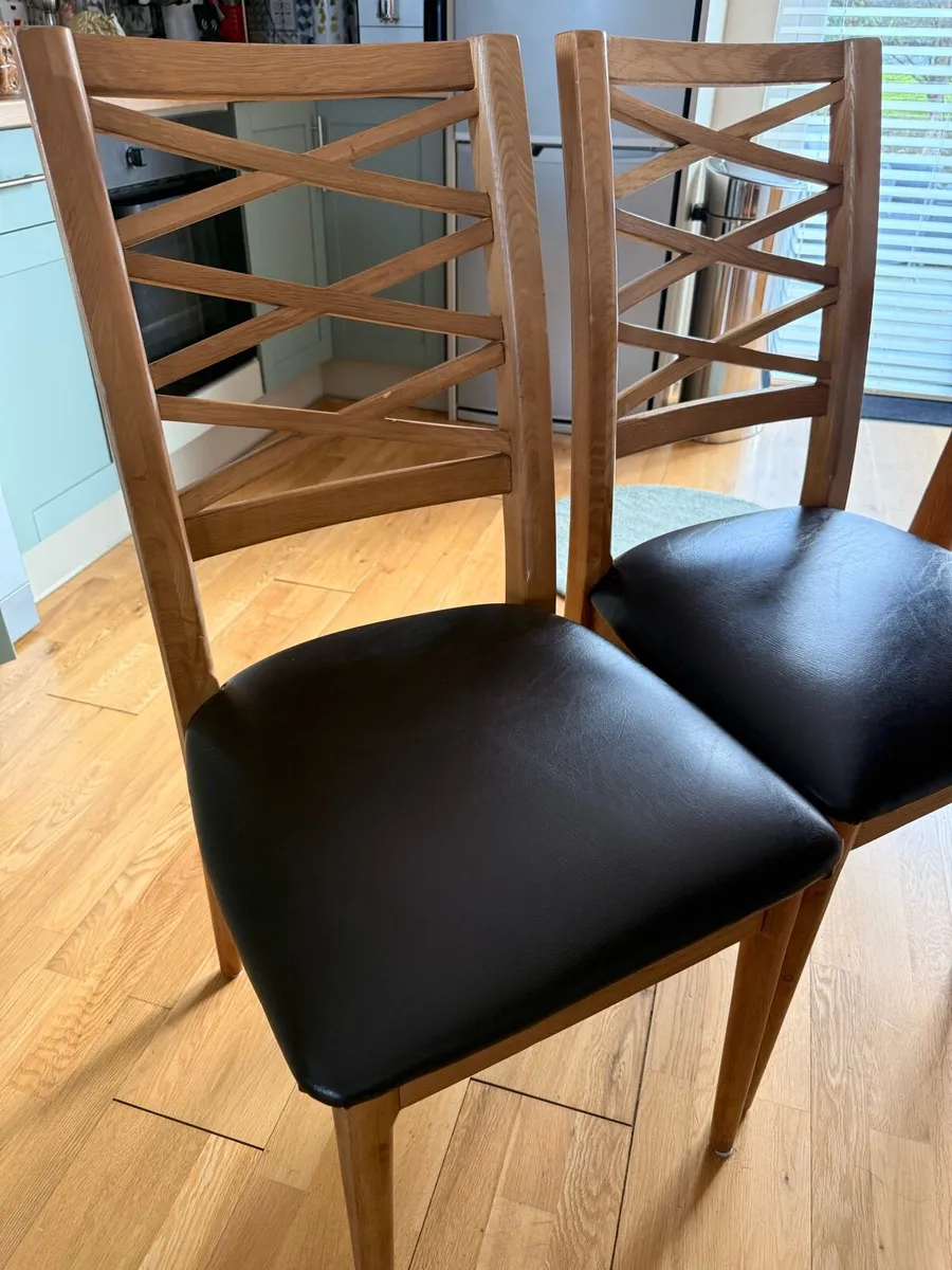 Oak table and four chairs - Image 3