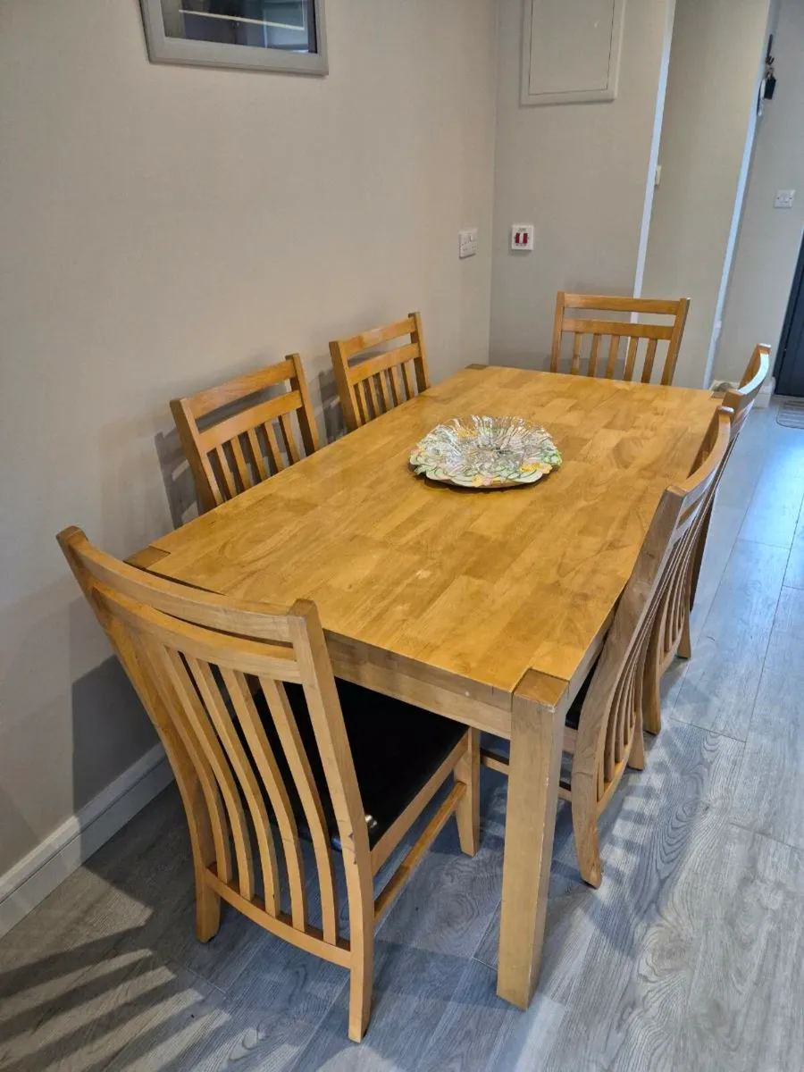 Kitchen table + 6 chairs - Image 1