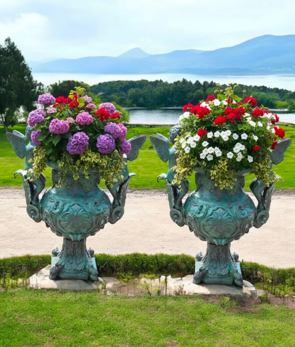 Pair of bronze flower pots - Image 1