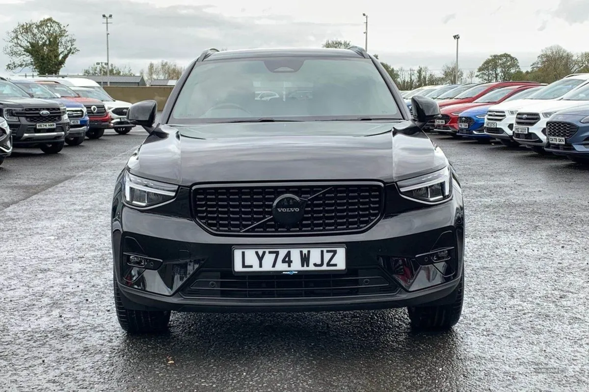 Volvo XC40 2.0 197PS B4 Mhev Plus Black Edition A - Image 4