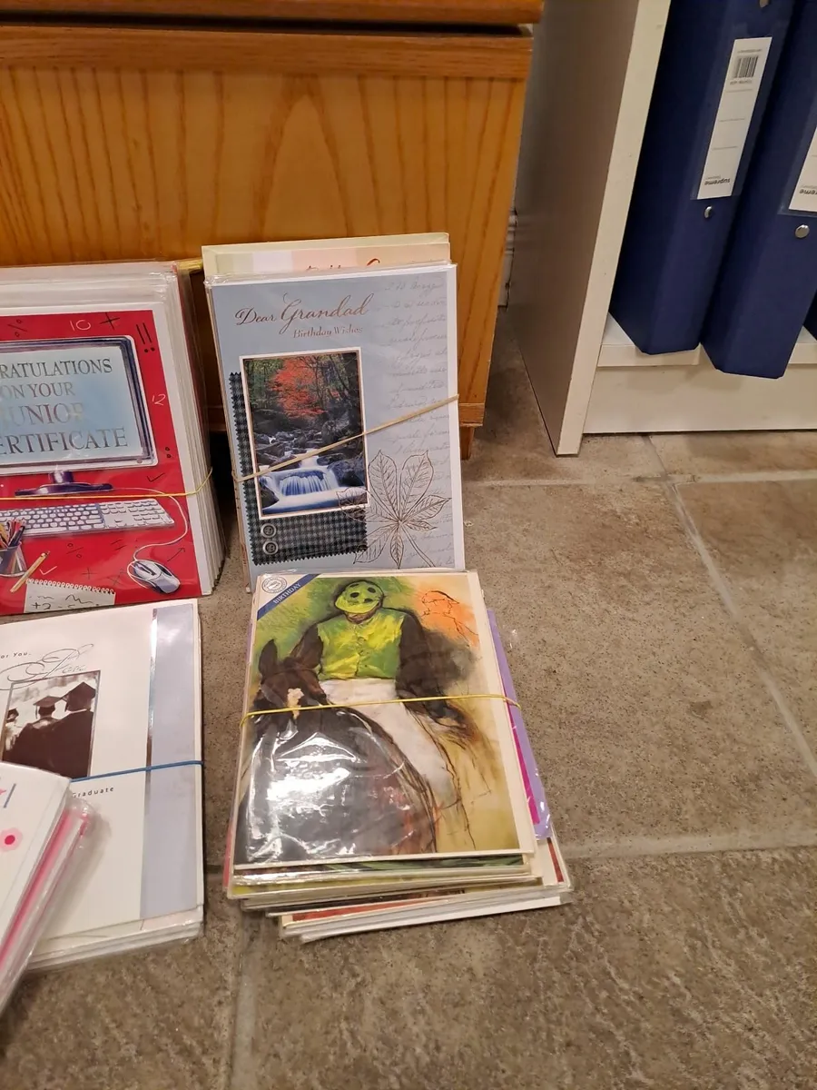 Card stand with cards - Image 3