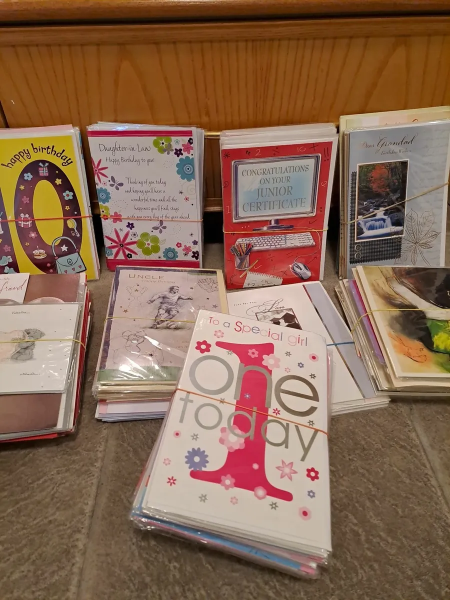 Card stand with cards - Image 2