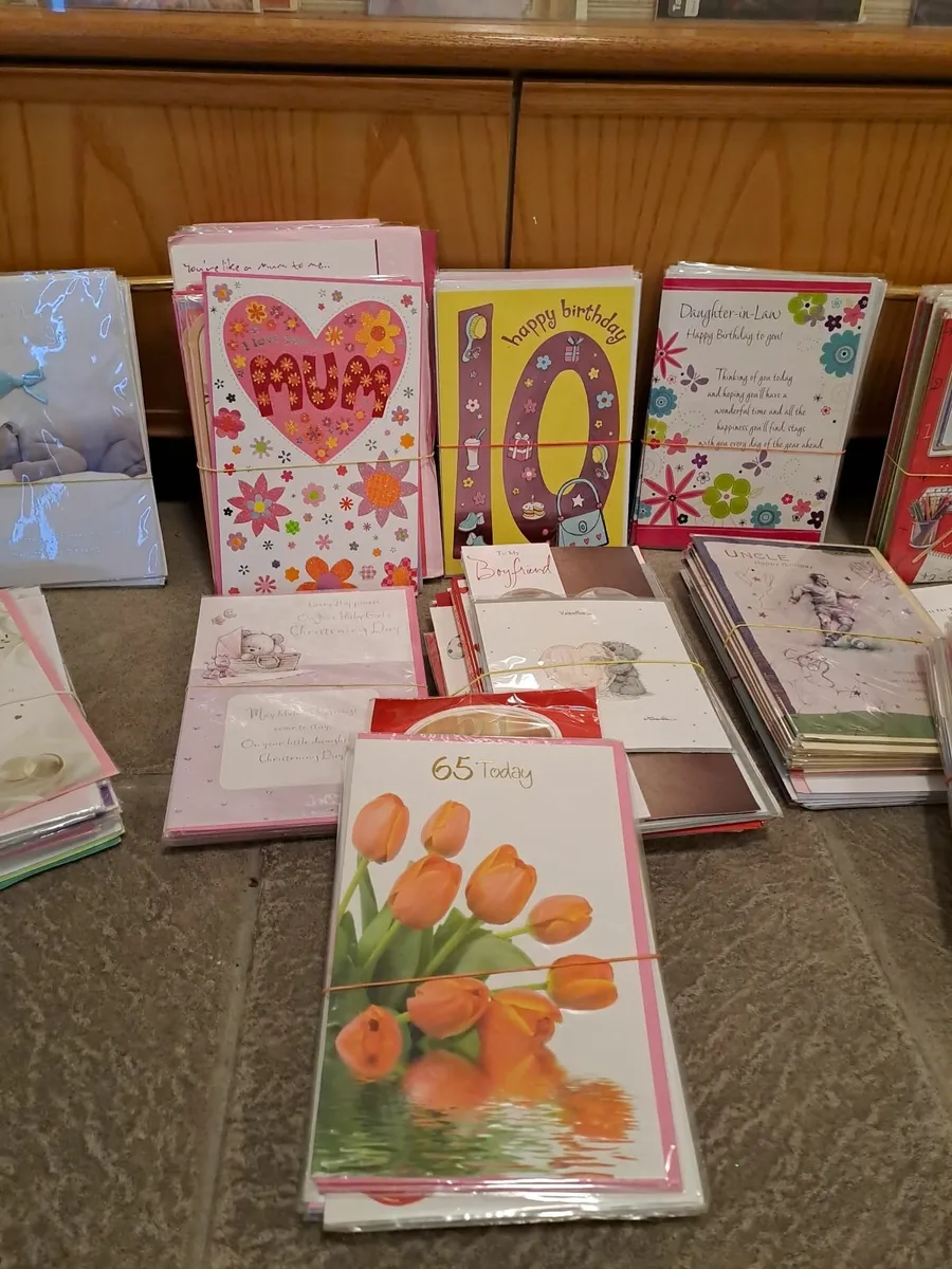 Card stand with cards - Image 4