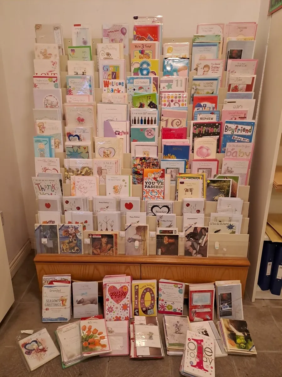 Card stand with cards - Image 1