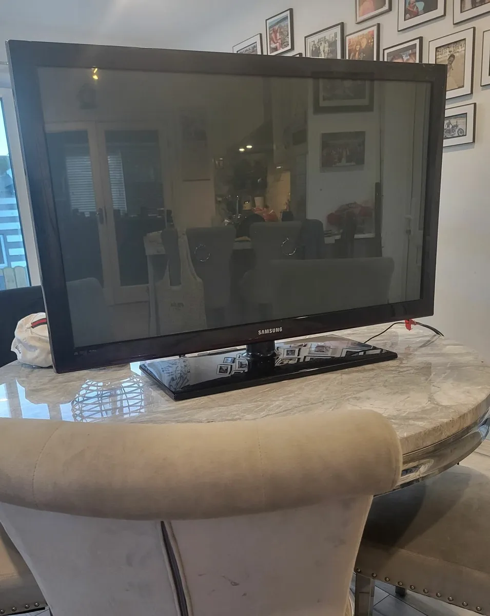 Samsung TV 42inch - Image 1