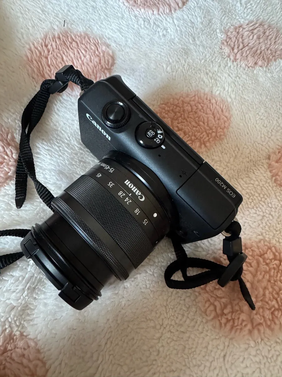 Canon EOS M200 - Image 2