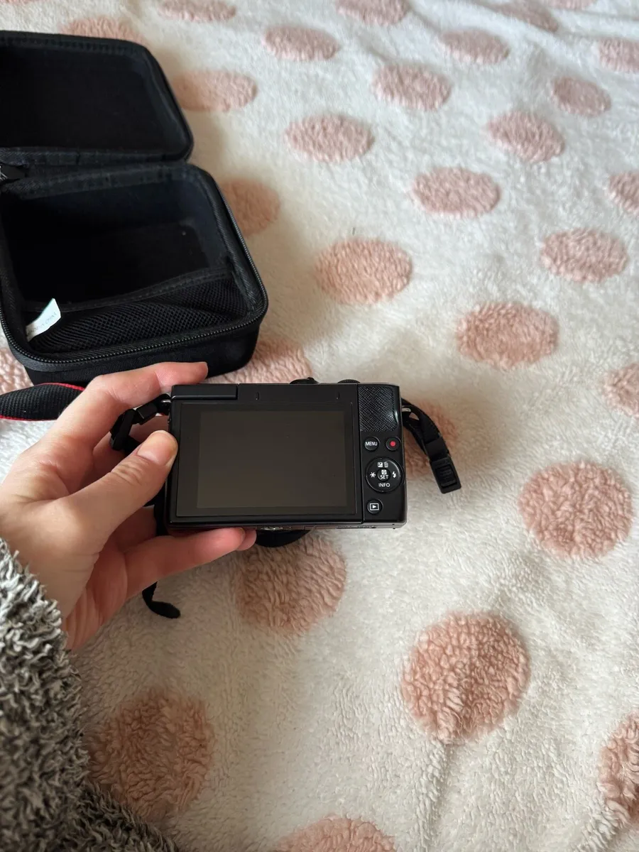 Canon EOS M200 - Image 3