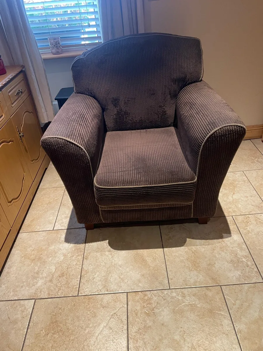 3 seater couch and 2 armchairs - Image 3
