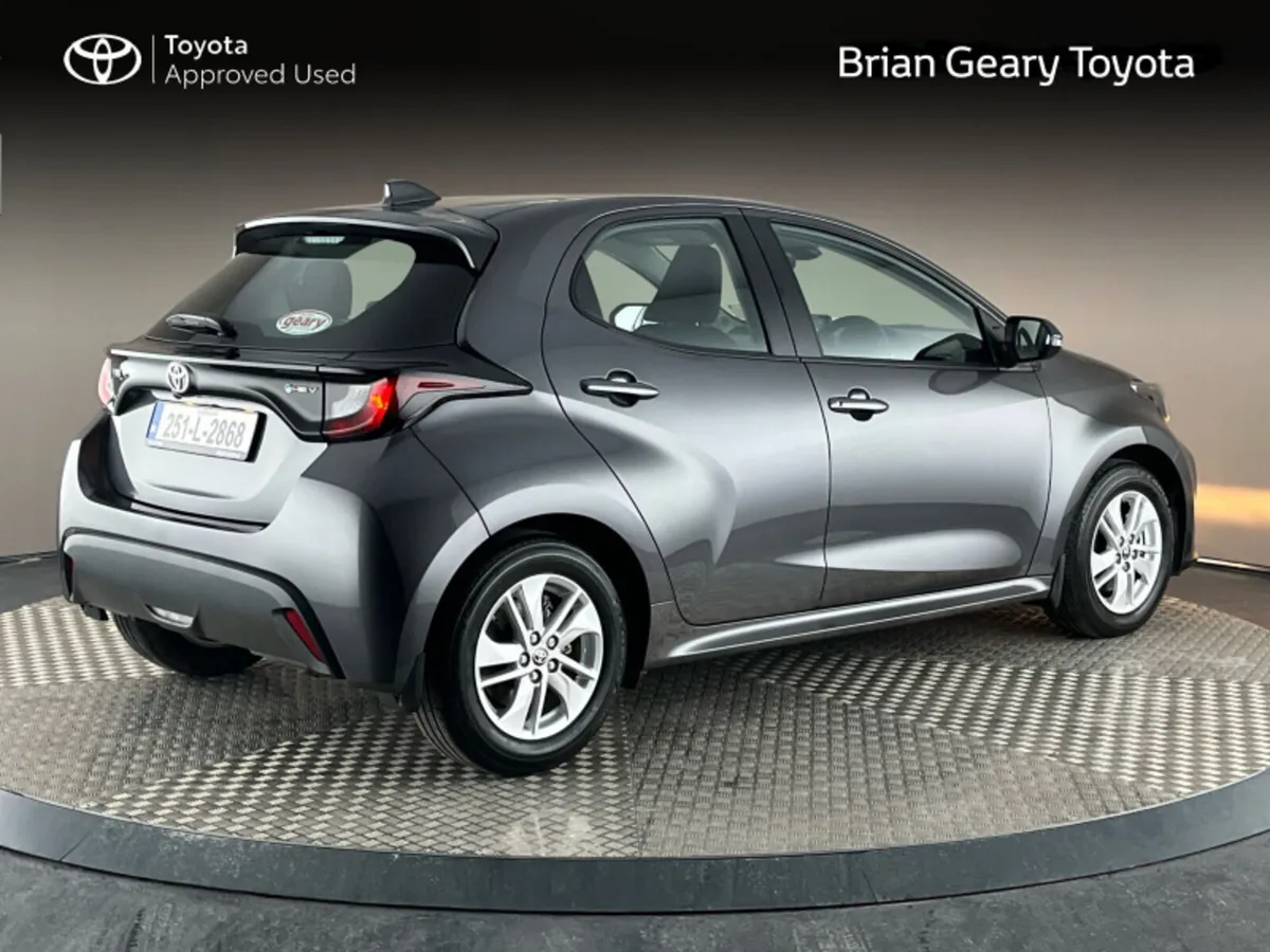Toyota Yaris HYBRID LUNA - Image 2