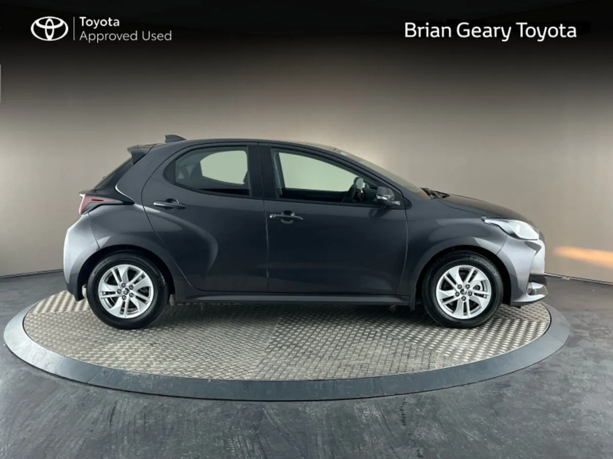 Toyota Yaris HYBRID LUNA - Image 3