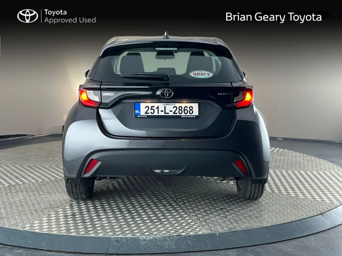 Toyota Yaris HYBRID LUNA - Image 4