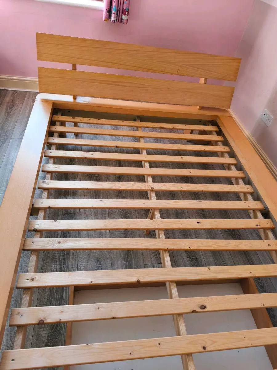 4 ft. 6 heavy hard wearing bed with memory foam - Image 1