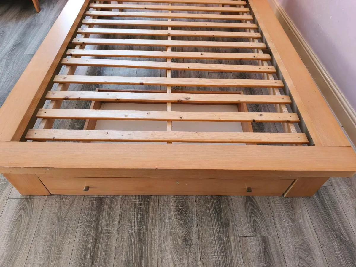 4 ft. 6 heavy hard wearing bed with memory foam - Image 3