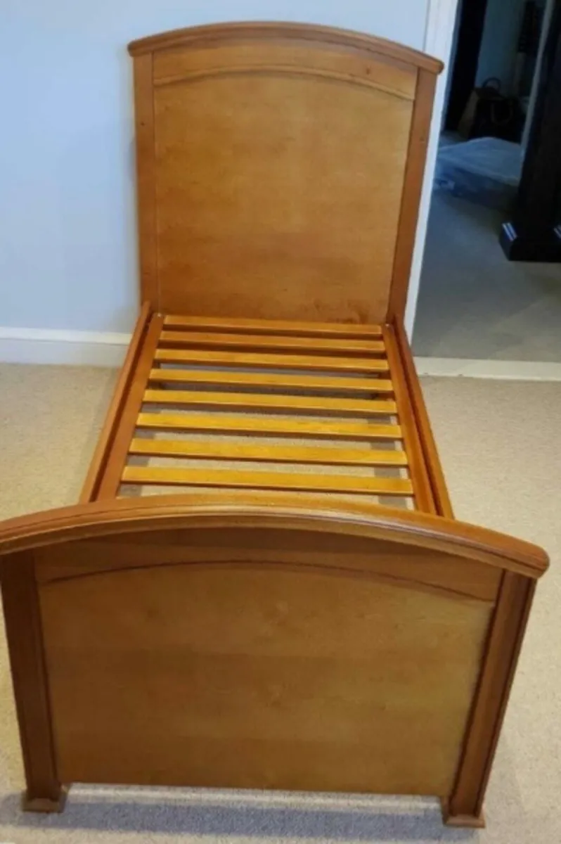 Mamas and Papas cot/bed Aspen w. waterproof matres - Image 1