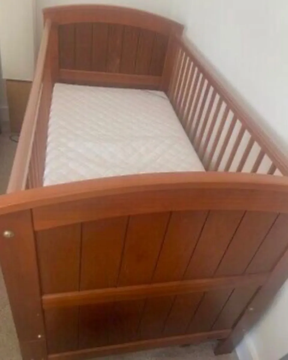 Mamas and Papas cot/bed Aspen w. waterproof matres - Image 3
