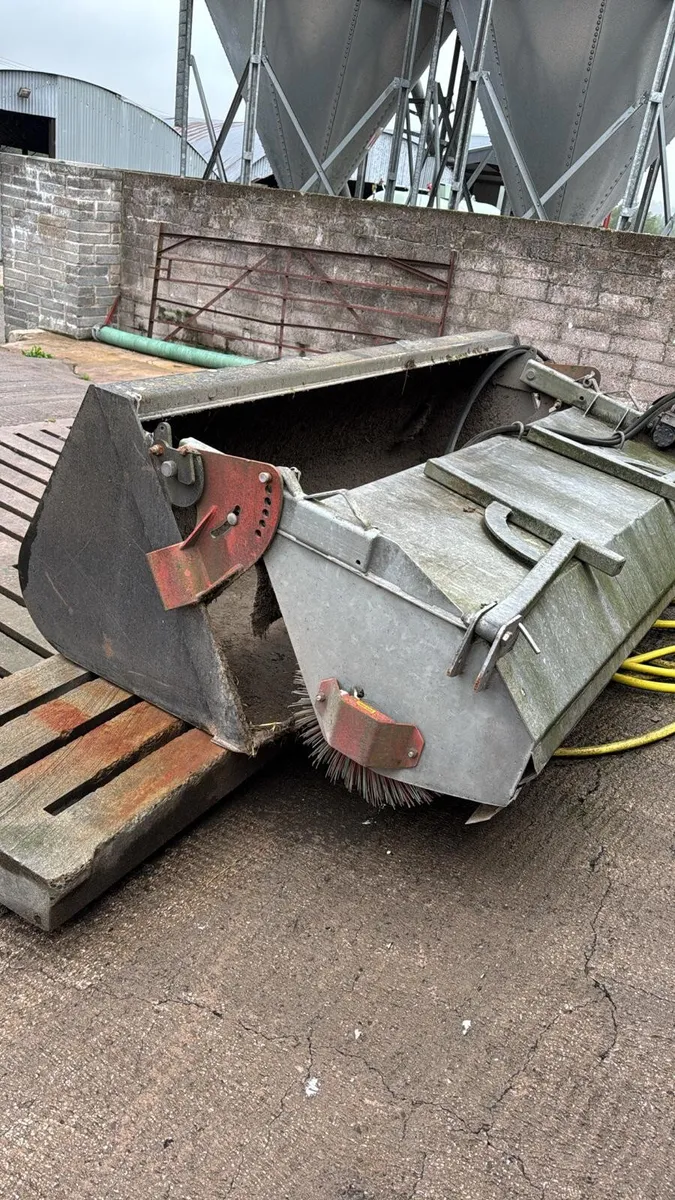 BUCKET BRUSH - Image 1