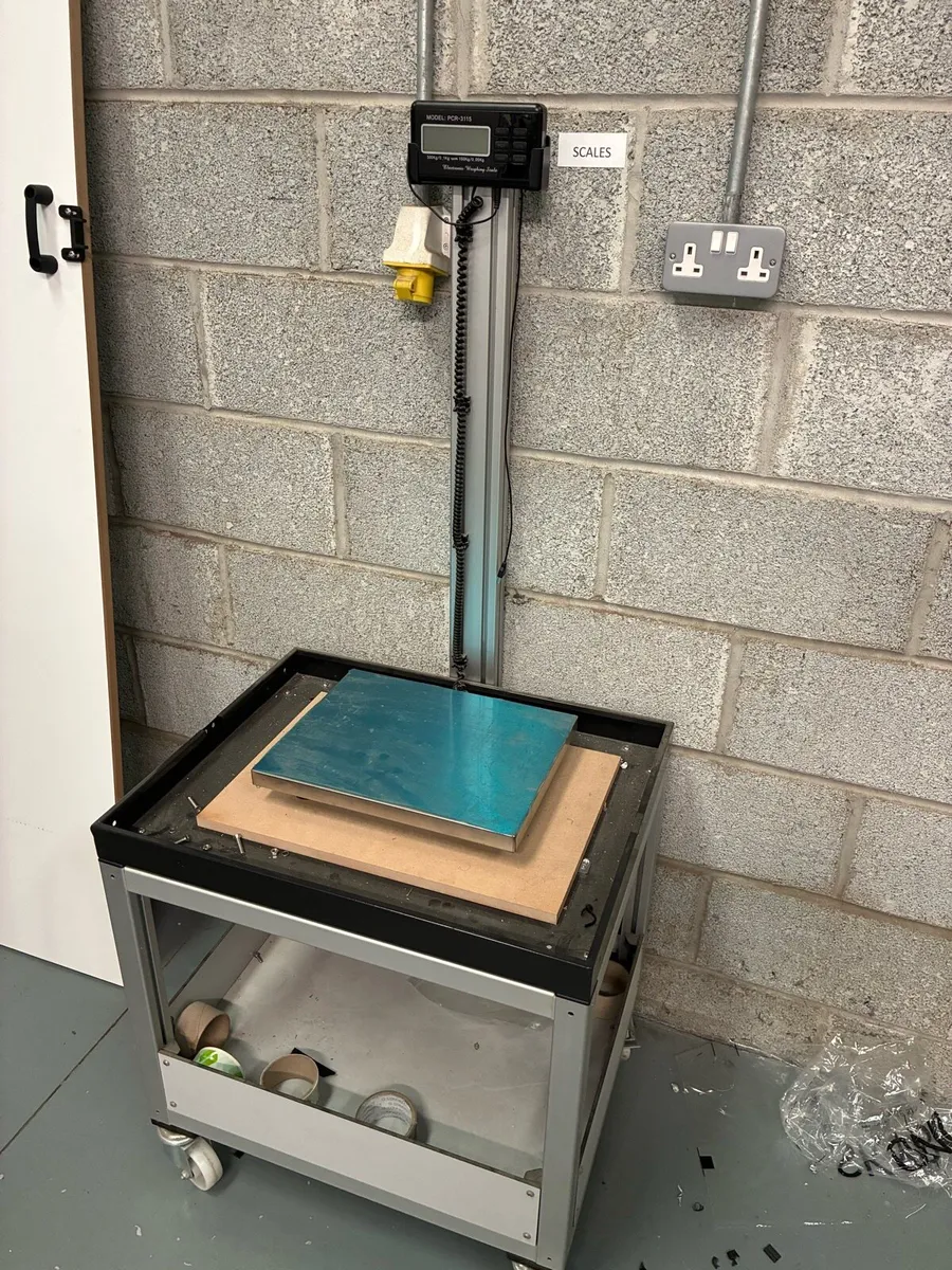 Commercial weigh scale with trolley