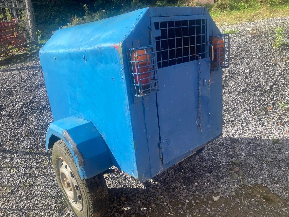 Trailer, car horn, 2 Hobbs, dog box, suitcases - Image 4