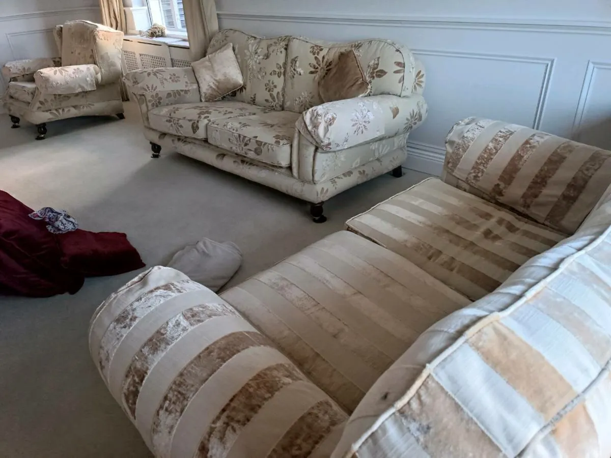Suite of furniture - Image 1