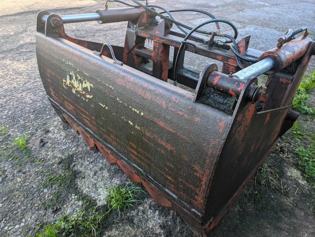 Massey Ferguson loader - Image 2