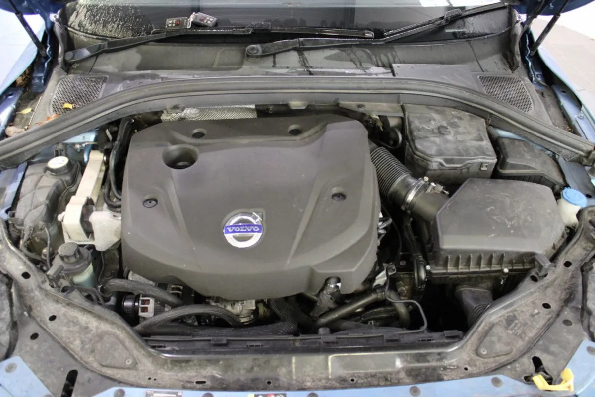 Volvo XC60 D4 (181hp) FWD R-design - Image 4