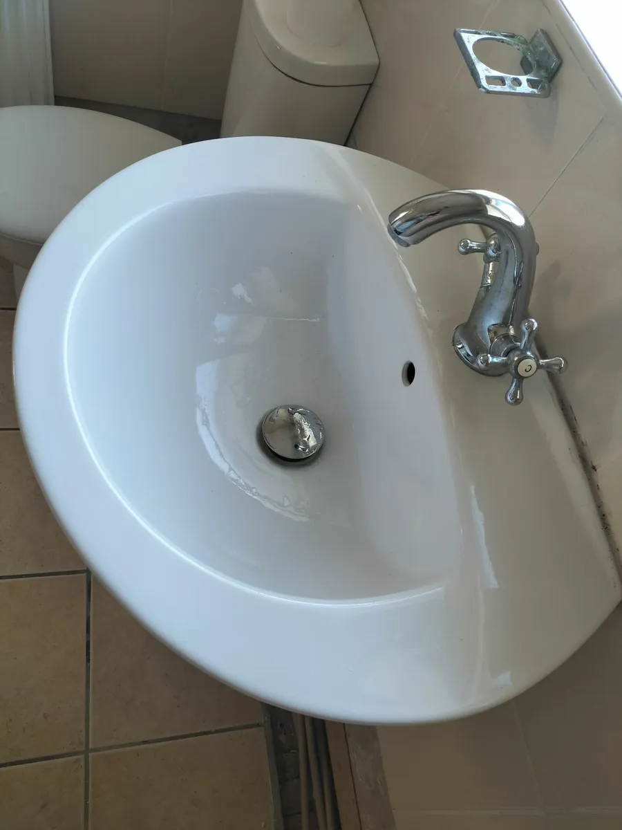 Sink unit, pedestal, taps, and new stopper. - Image 1