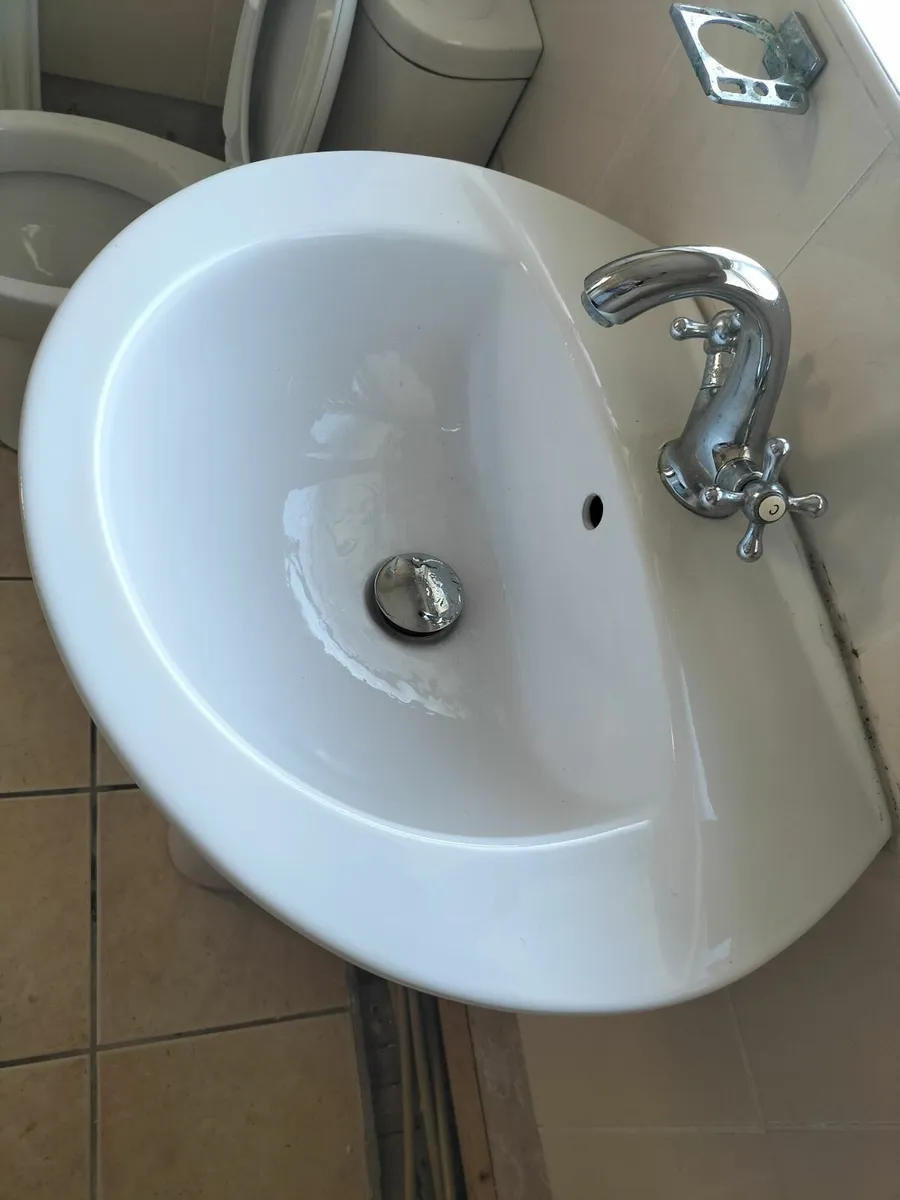 Sink unit, pedestal, taps, and new stopper. - Image 4
