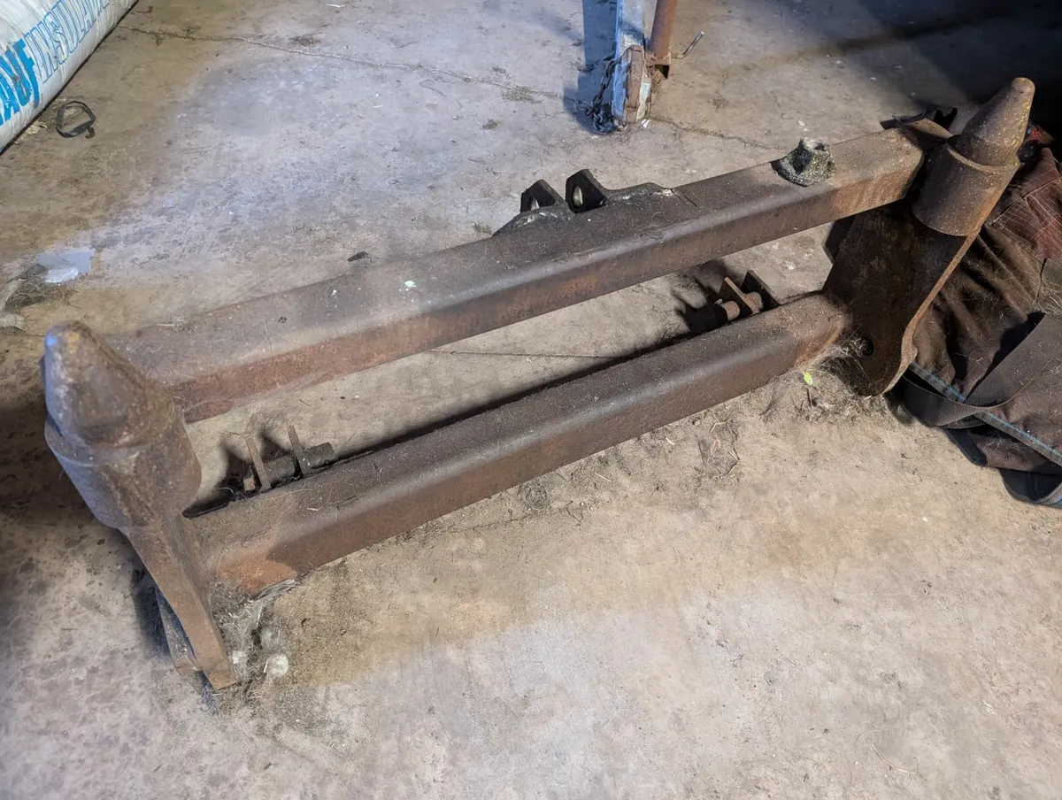Massey Ferguson loader - Image 3