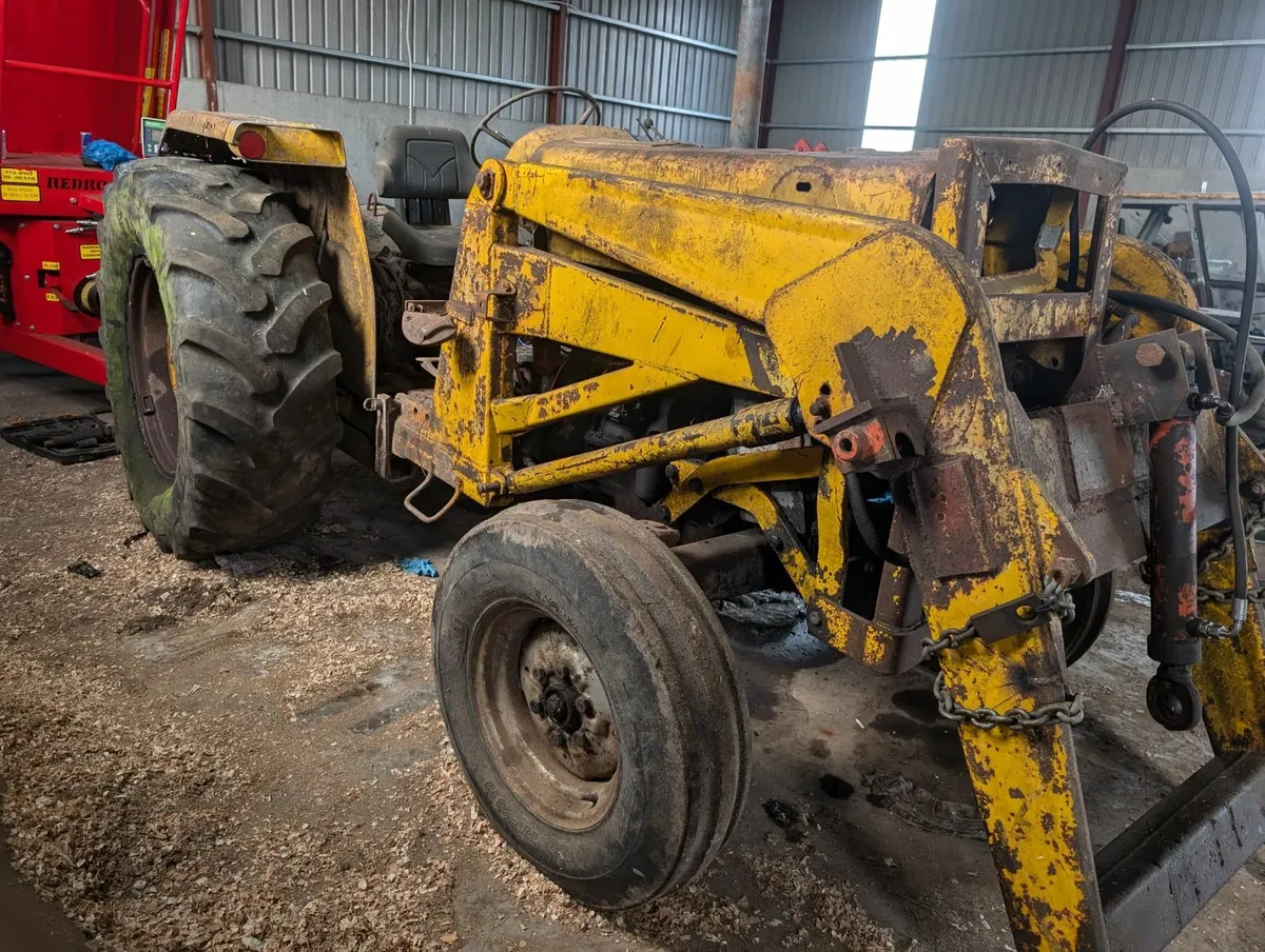 Massey Ferguson loader - Image 1