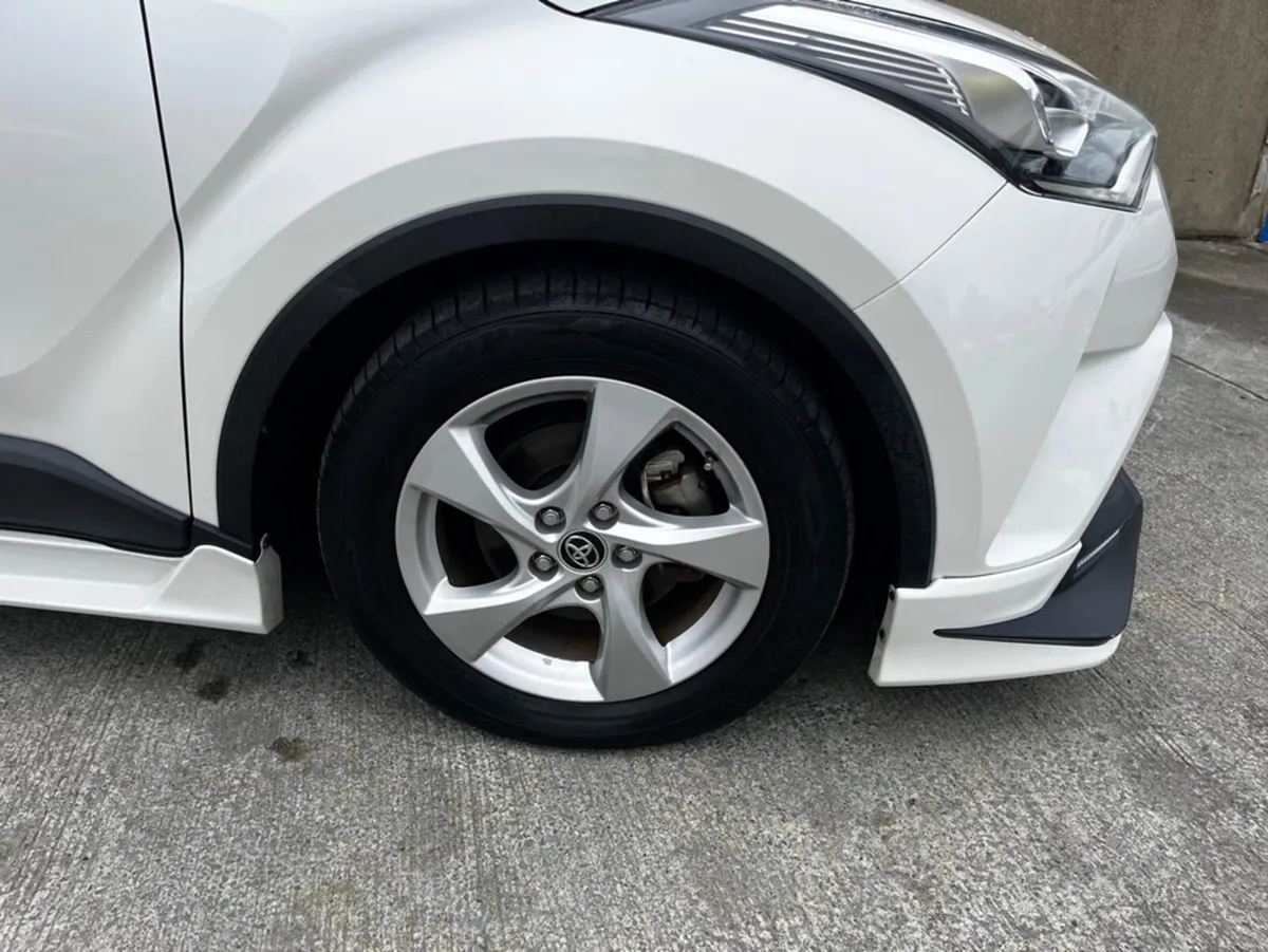 Toyota C-HR CHR 1.8 self charging hybrid, G -model - Image 4