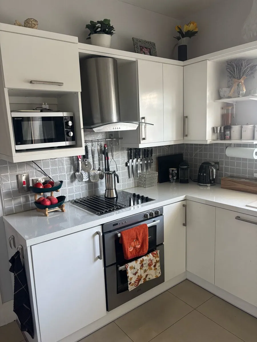 White kitchen - Image 1