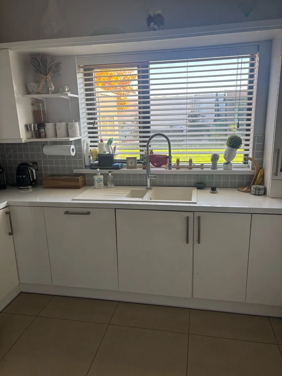 White kitchen - Image 2