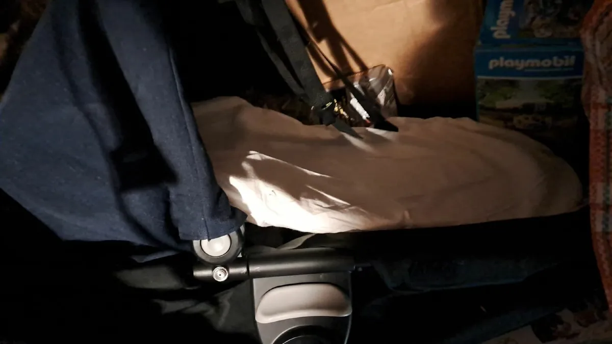 Baby seats and cott - Image 4