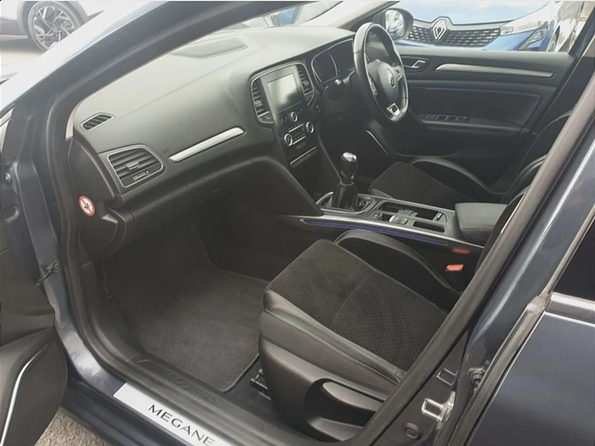 Renault Megane 1.5 dCi 110 Dynamique NAV Estate - Image 4
