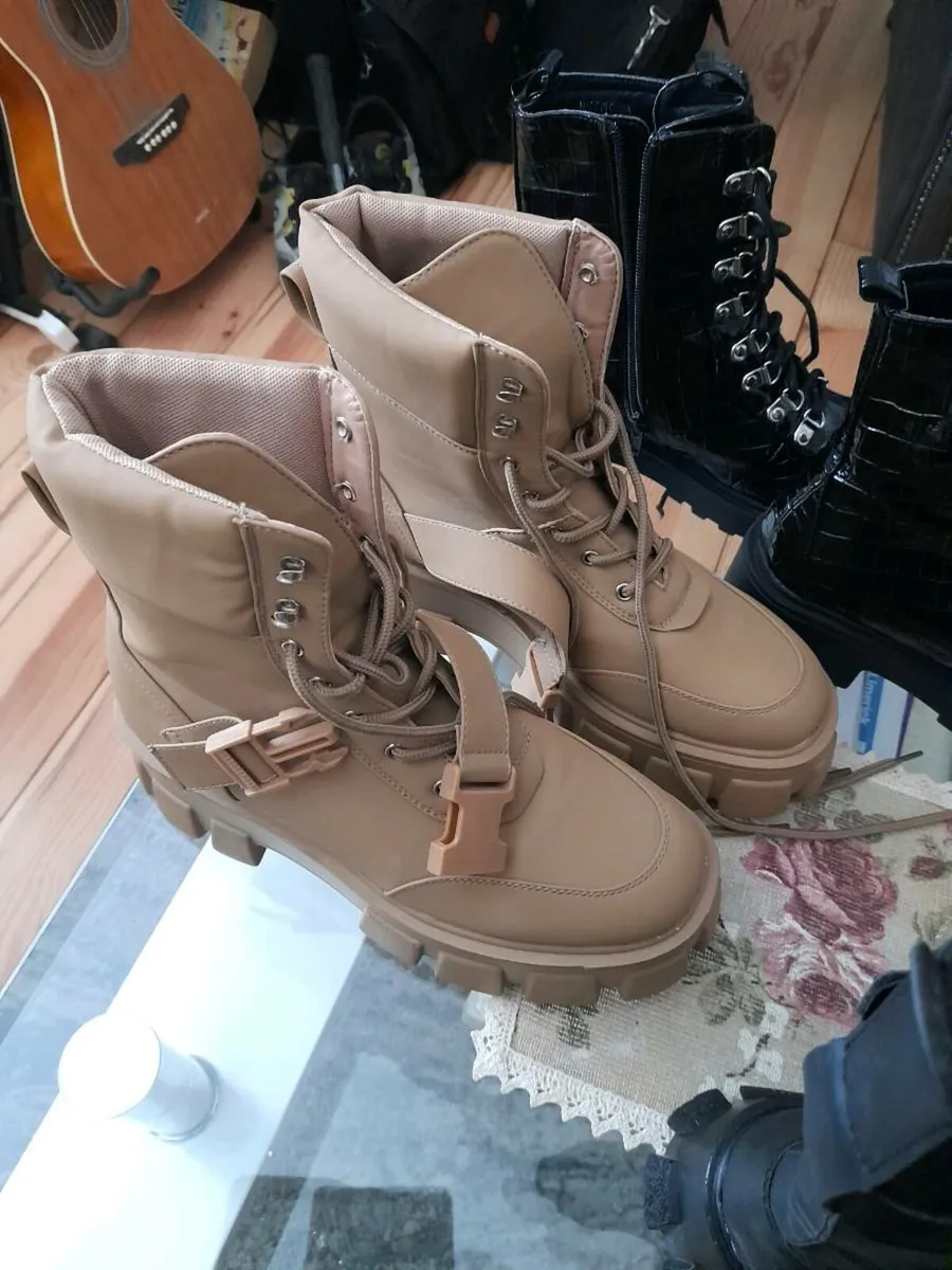 Ladies size 6 UK ANKLE BOOTS - Image 2