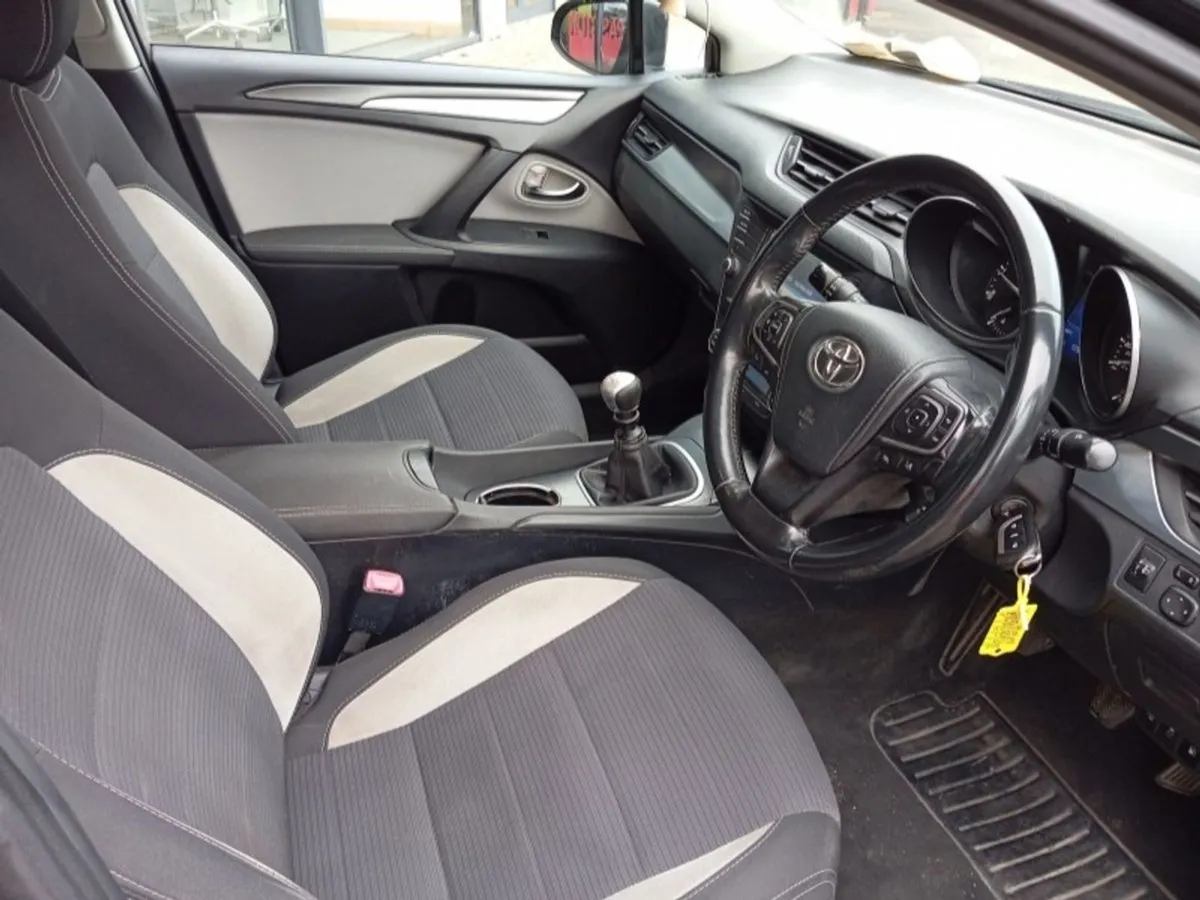 Toyota Avensis 1.6 D-4d (112) Luna Navi Business - Image 4