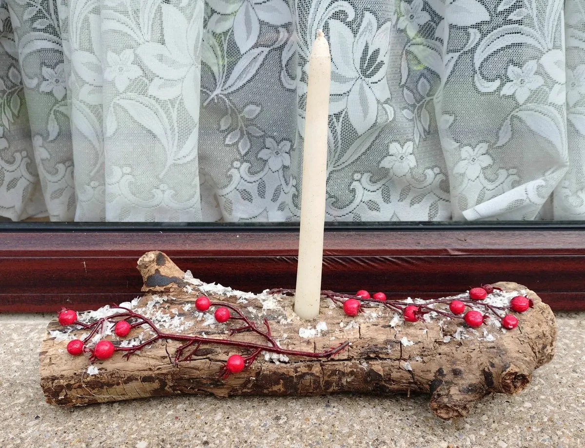 LOVELY TIMBER LOG CANDLE HOLDER WITH CANDLE. - Image 2
