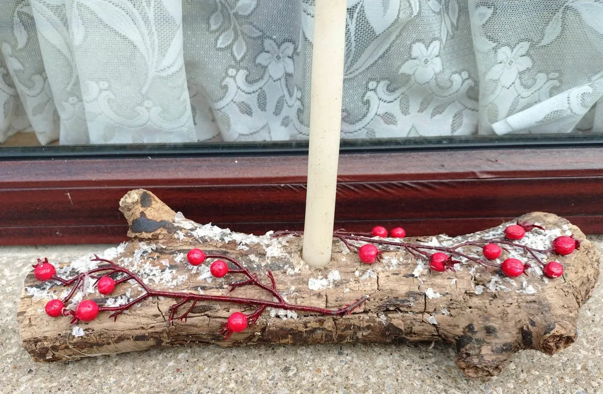 LOVELY TIMBER LOG CANDLE HOLDER WITH CANDLE. - Image 3