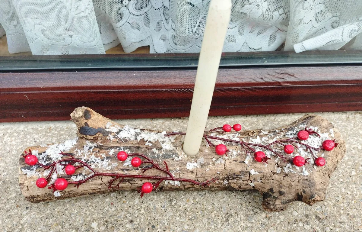 LOVELY TIMBER LOG CANDLE HOLDER WITH CANDLE. - Image 4