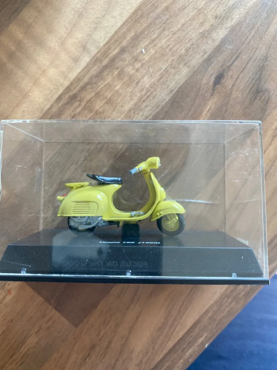 New Ray Vespa 125 (1960) 1:32 – Yellow Die-Cast Mo - Image 1