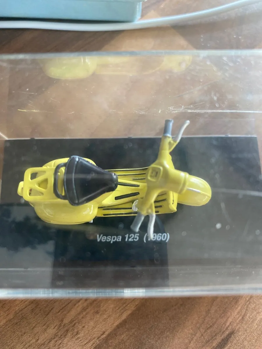 New Ray Vespa 125 (1960) 1:32 – Yellow Die-Cast Mo - Image 2
